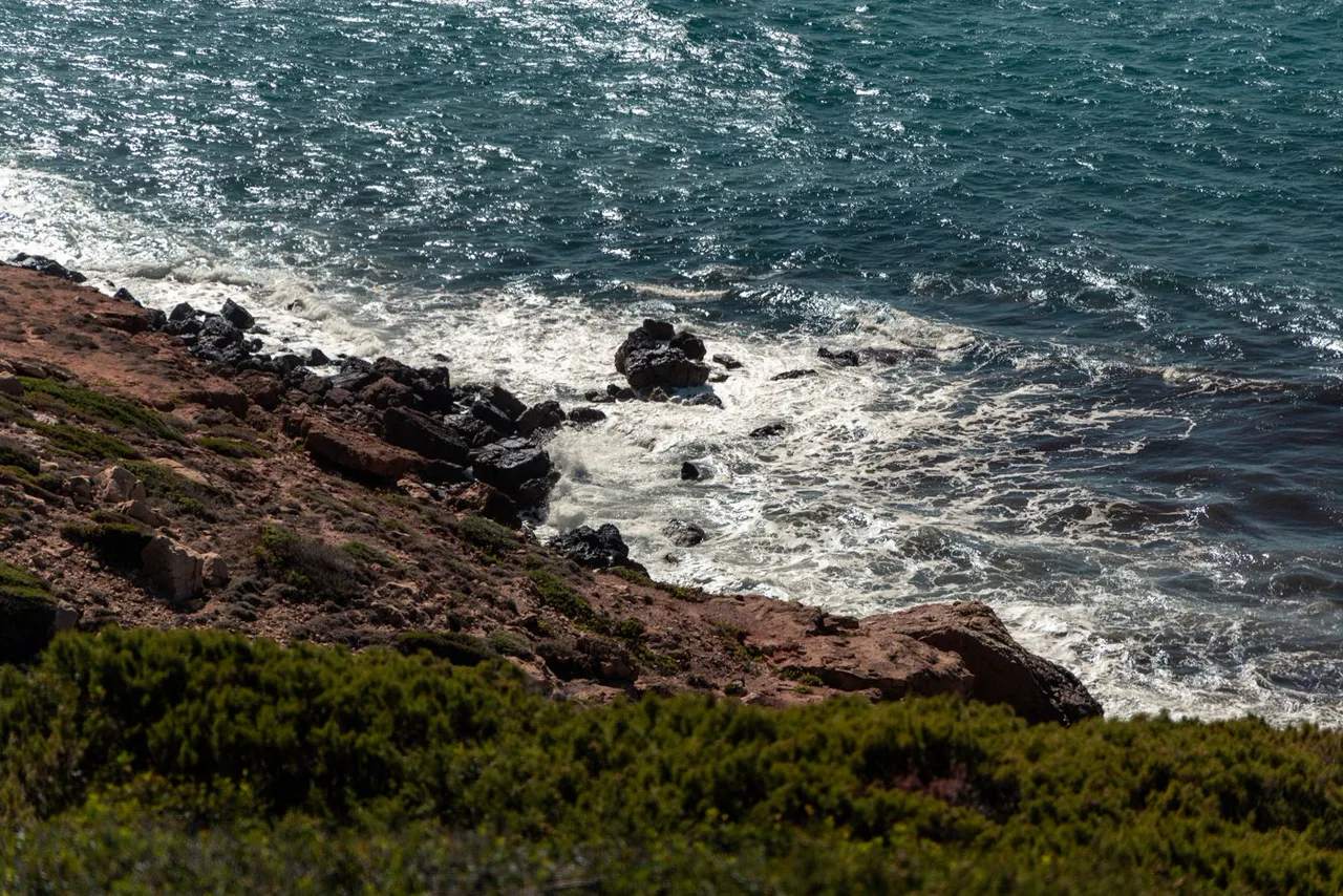 Onde e rocce lungo il litorale sardo