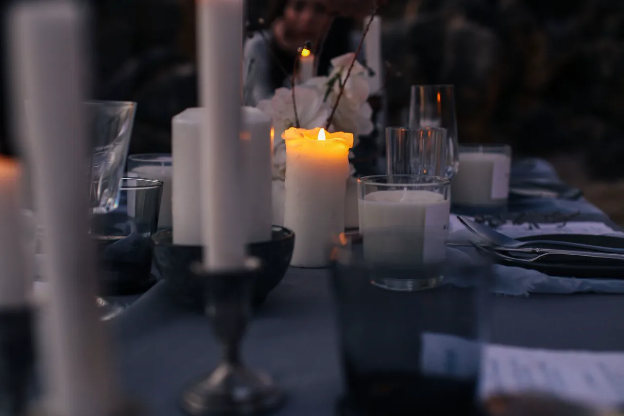 Luce di candele e calici, atmosfera di una serata